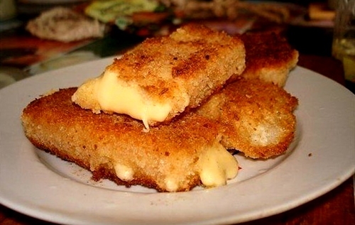 rebanadas de queso empanizado en aceite