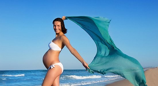 chica en el mar