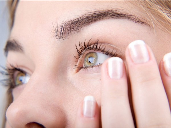 Qué hacer si pica en las comisuras de los ojos