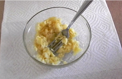 Levántate el plátano Enjuague bien el plátano con un tenedor