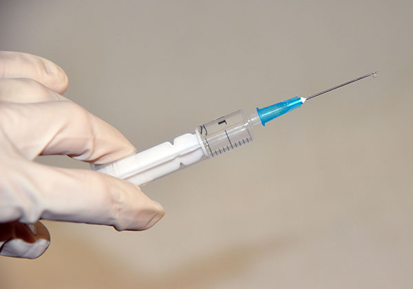 Cómo hacer una inyección por vía intramuscular en la nalga