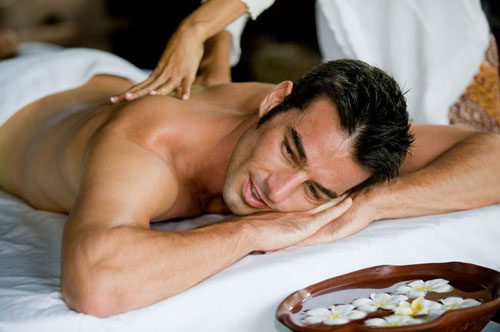 Cómo hacer un masaje relajante de espalda para hombres