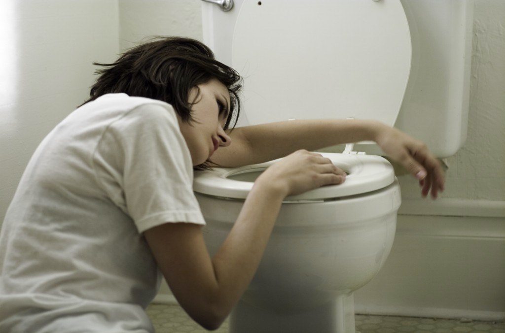 una mujer cerca del baño